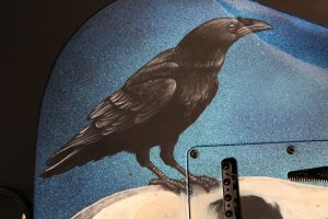 guitare corbeau dos - Étien' / Fresque murale et anamorphose, conception et réalisation